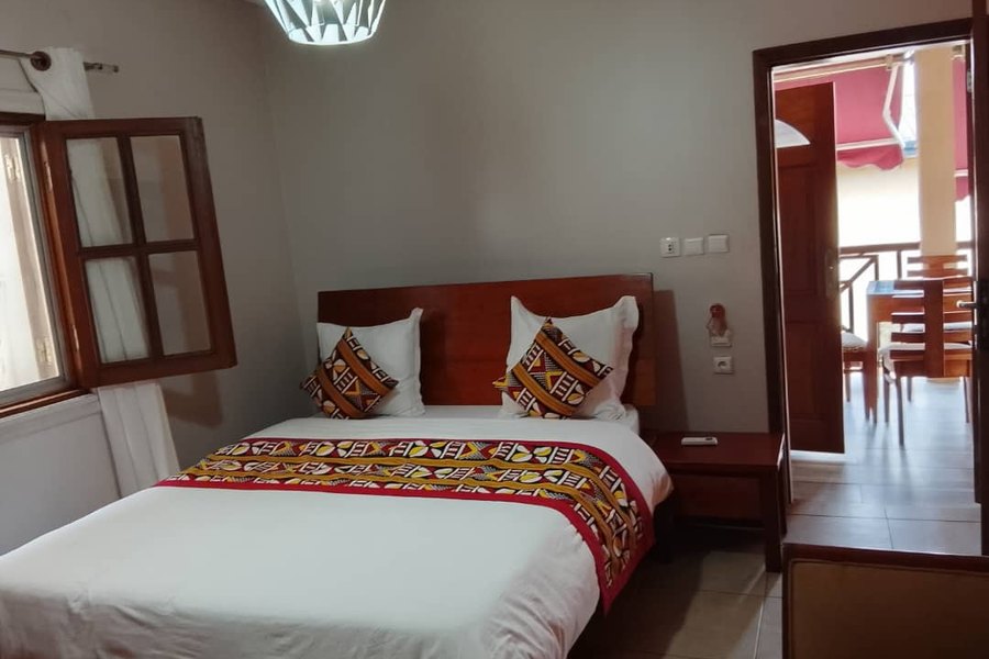 Une chambre, lit double et jeté rouge