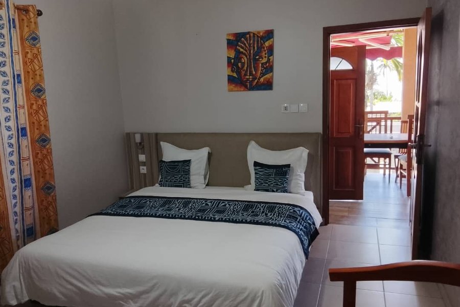 Une chambre ouvrant sur la terrasse