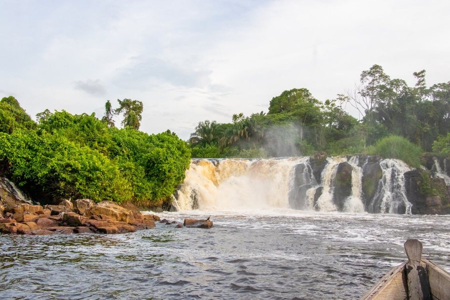 Une pirogue devant les chutes de la Lobé