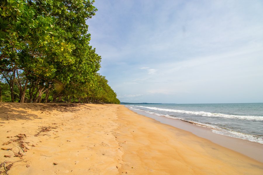 La plage de Kribi, déserte au petit matin