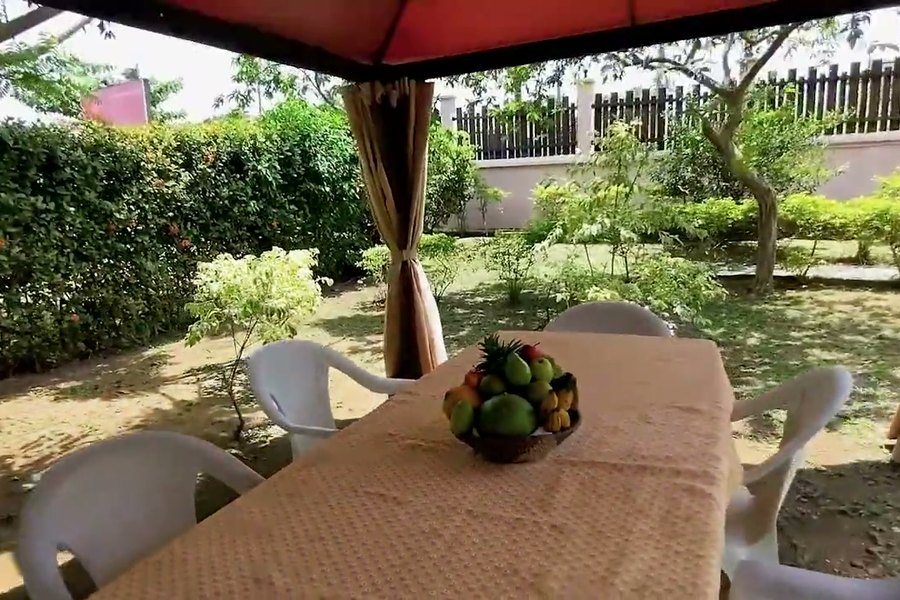 Grande table dressée au jardin
