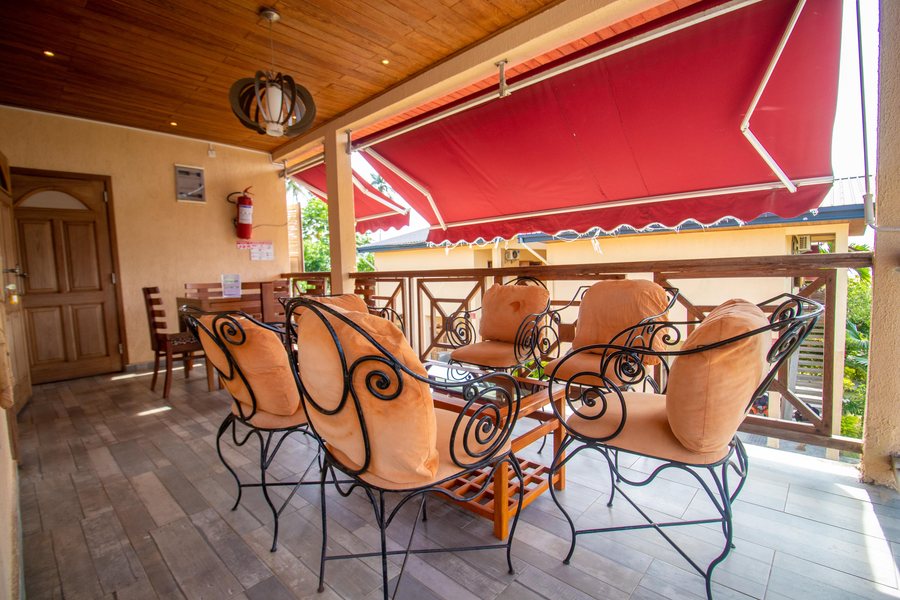 Terrasse couverte d'un bungalow — Bungalow's Plaza, Kribi